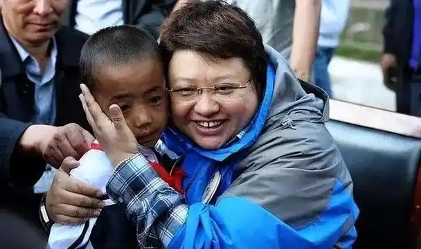 回顾1999年缆车失事2岁孩子失去父母被韩红收养如今怎样了