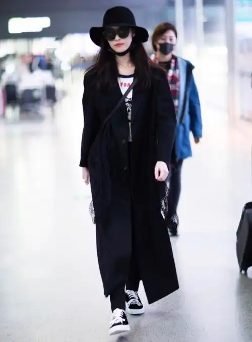 倪妮在机场办起了"时装秀",独特的保暖造型,让人大开眼界