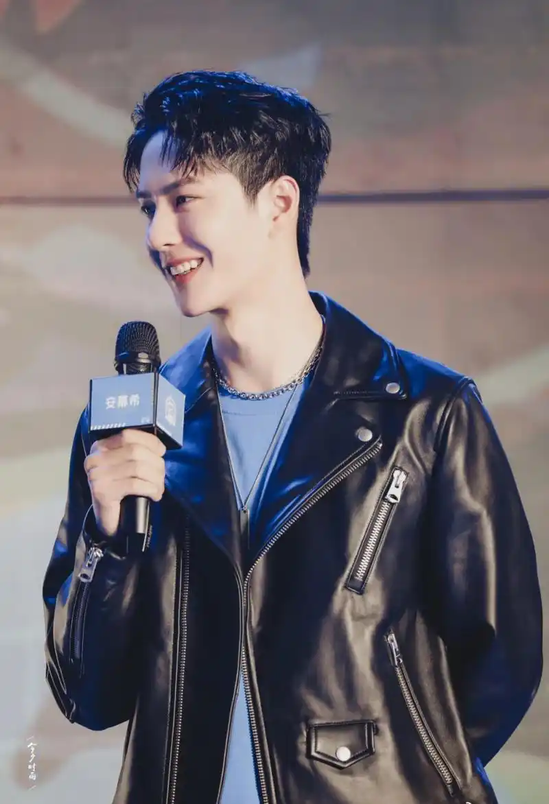 博君一肖 肖战亮相舞台,手持扇子,气场全开!