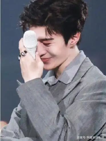 范丞丞演唱会上不舍落泪!