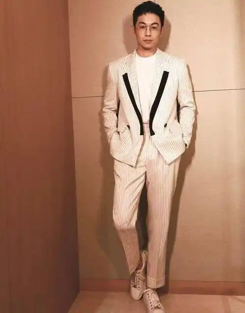 靳东和朱亚文亲自介绍:西装配运动鞋,风衣不穿皮鞋,好看不油腻_鞋子