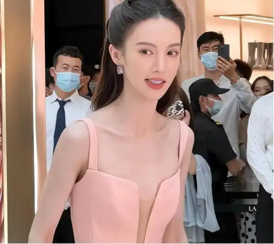 各种严格健身,各种精挑细选,仿佛胖一点就是要了她的命,然而结果却是