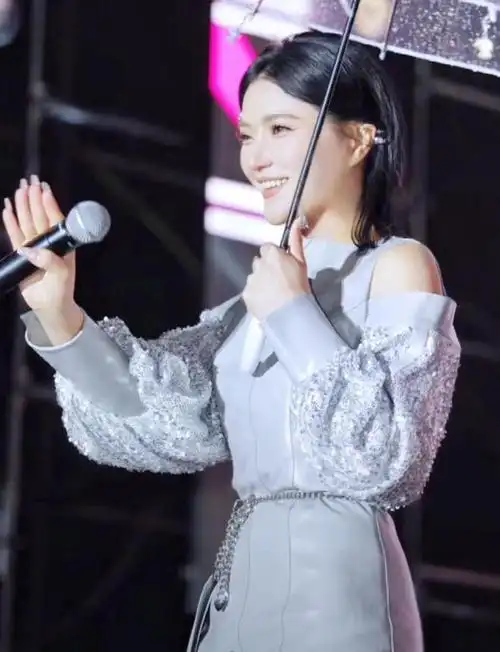 安徽:庄心妍冷天穿裙子唱歌,身材曼妙歌声迷人,"歌红人不红"