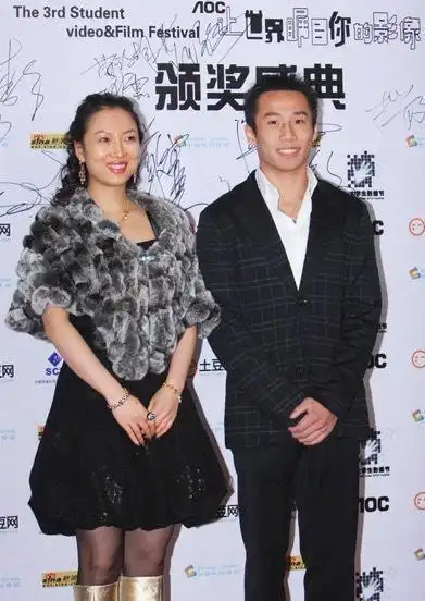 与肖钦恋爱后,王媞有机会结识了很多体坛大腕,包括杨威的妻子杨云,"蛙