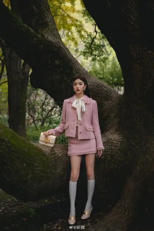 孔雪儿身着粉色短裙,超大蝴蝶结配饰加持…………|孔雪儿|蝴蝶结|短裙