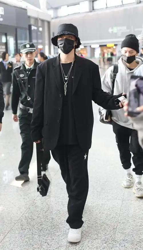 罗志祥街拍:黑色西服裤装休闲裤 nike air force1小白鞋帅气酷黑