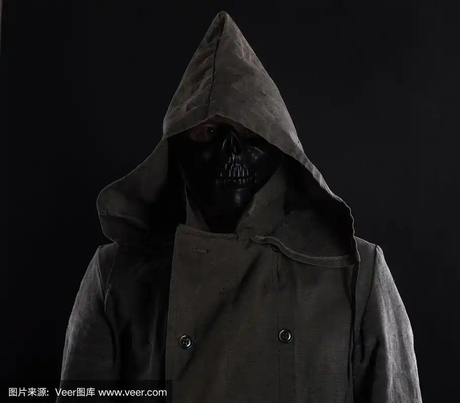 一个戴着可怕面具,戴着兜帽的坏人