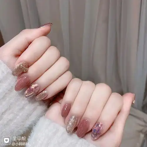 粉色熟女闪粉珠光亮片美甲图片