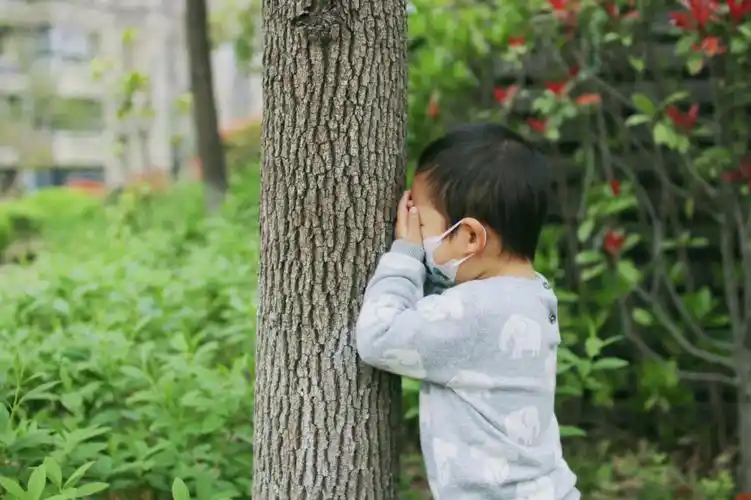 小咔的两岁躲猫猫小朋友