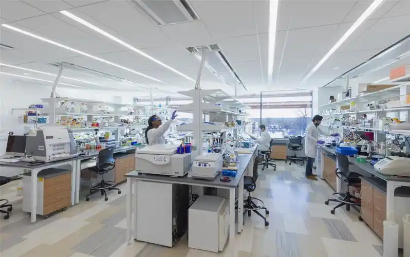 实验室内景, 可见天花上的冷梁 jeff goldberg / esto