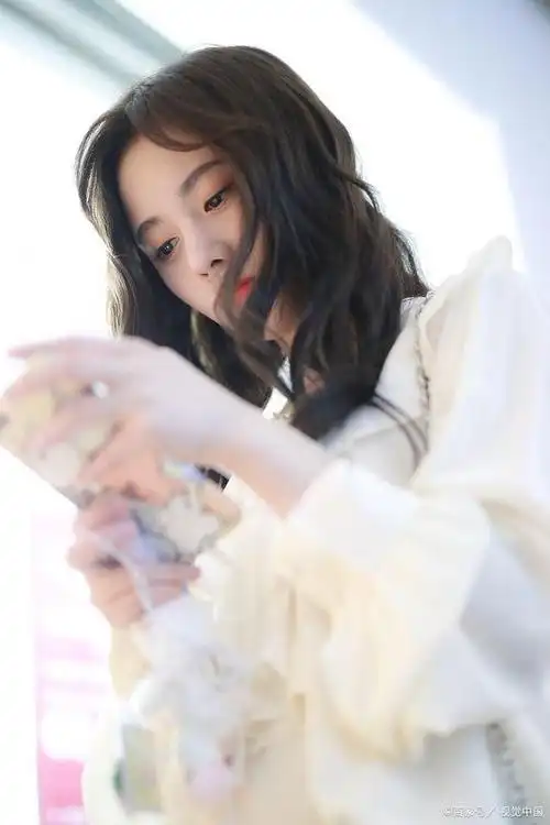 鞠婧祎身着红色毛衣,宛如一抹亮丽的风景线,吸引着众人的目光.