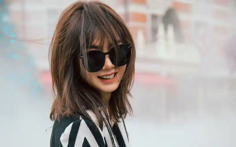 戚薇性感街拍高清桌面壁纸