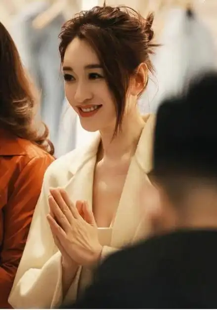 李小冉46岁的年龄26岁的容貌和身段,谁看谁羡慕