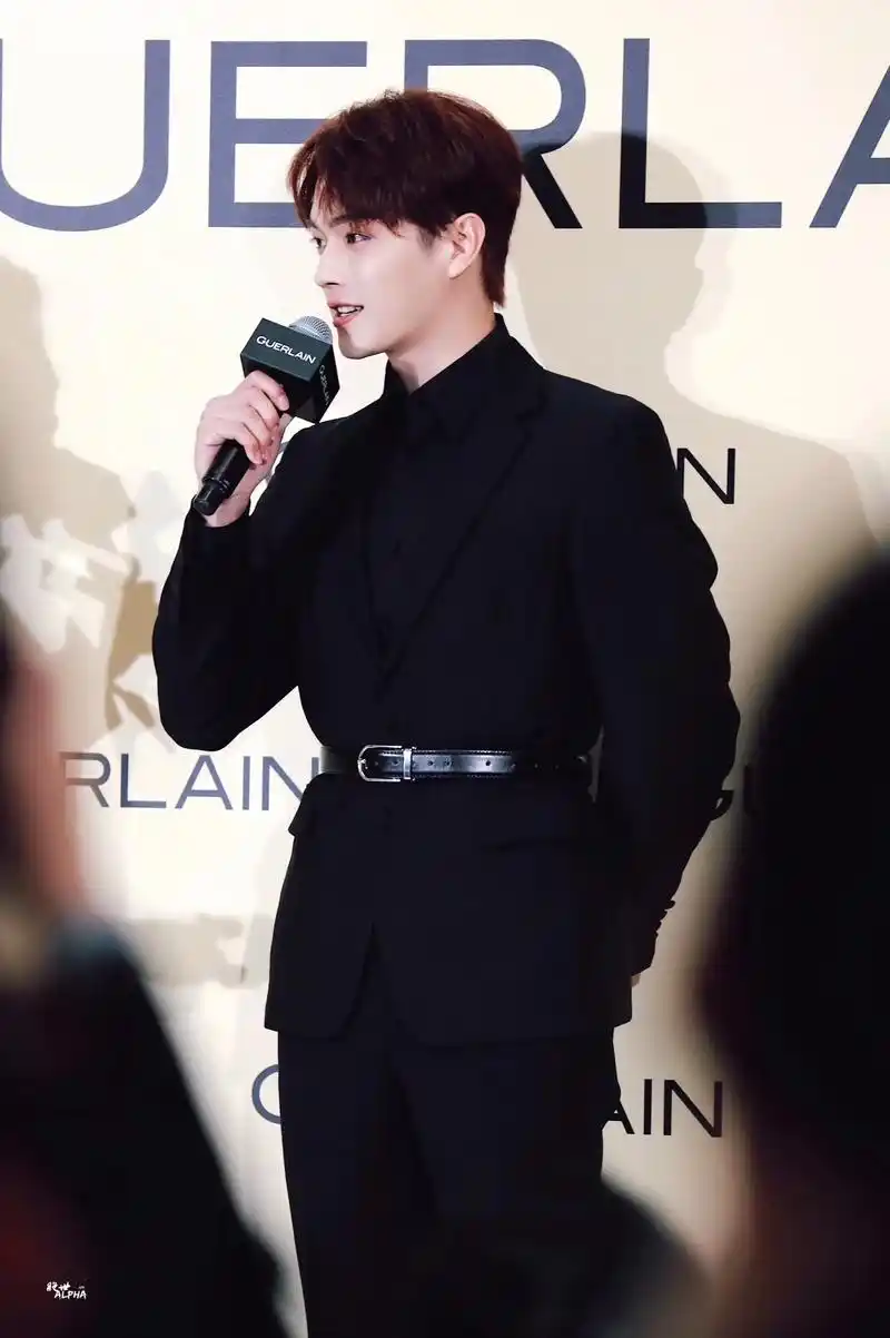 许凯soso #许凯 #许凯好帅 这组娇兰活动照片好绝啊啊 - 抖音