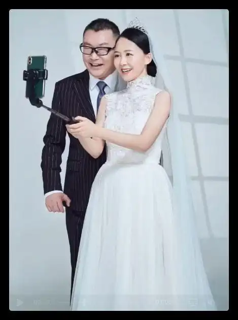 尹相杰妻子庆结婚一周年公开唯美婚纱照连换4套礼服身姿婀娜