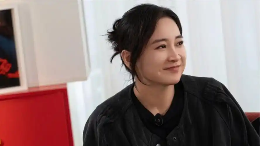 贾玲私下工作状态首曝光,修改预告片重组逻辑,思路清晰好干练