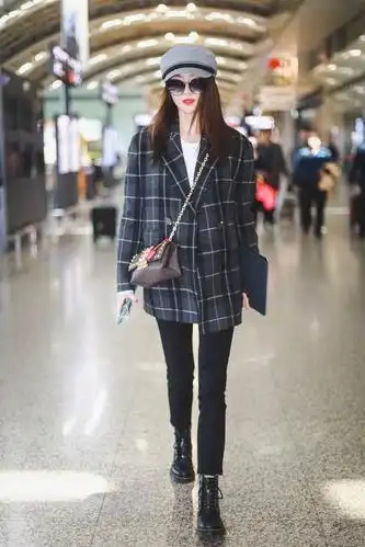 新生代演员黄梦莹让人意外,穿衣搭配优雅有气质,明星味十足