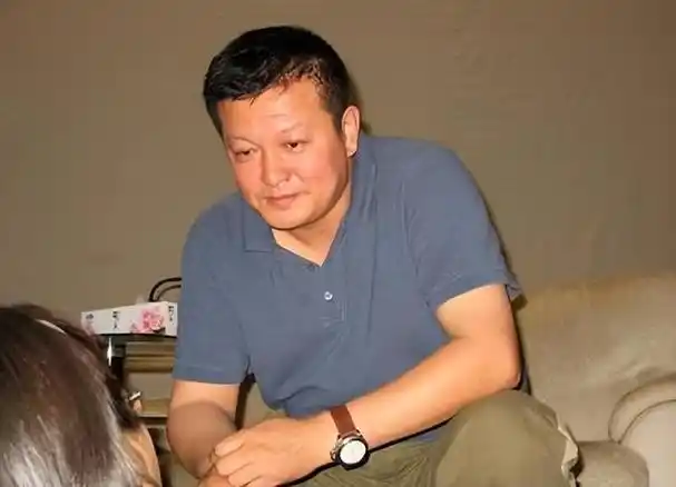 倪萍儿子虎子:病痛时被父亲抛弃留阴影,母亲再婚继父治愈他一生