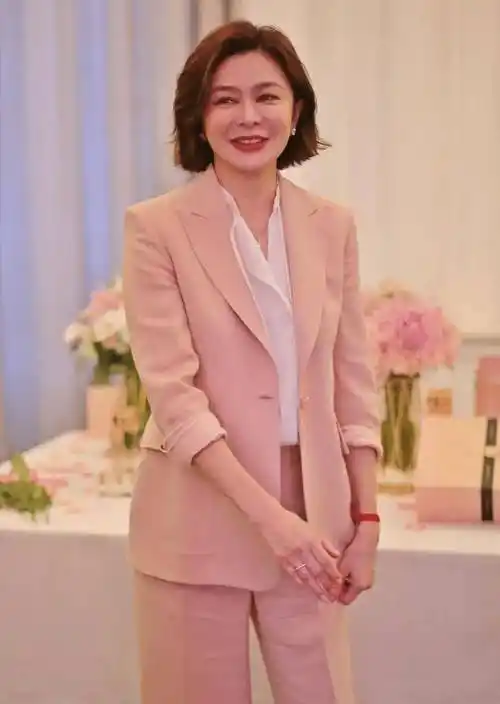 原创奶奶辈的关之琳很懂打扮牛仔外套配百褶裙60后太年轻了