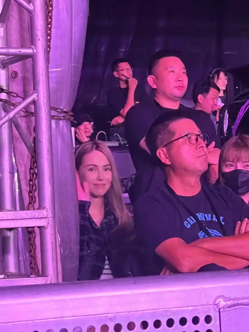 方文山老师,昆凌#周杰伦演唱会 #周杰伦呼和浩特燃情开唱 - 抖音