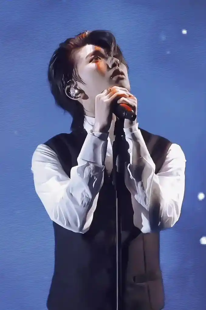 蔡徐坤 "2013-2021,你也在怀念717当天对吗" - 抖音