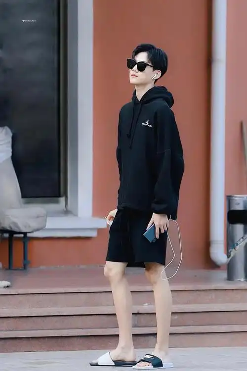 看完周柯宇的腿 我戒饭了