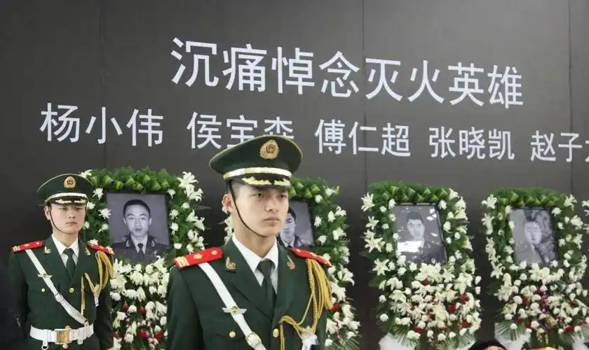 心碎!烈士遗体告别式现场,英雄走好,祖国人民永远铭记你们