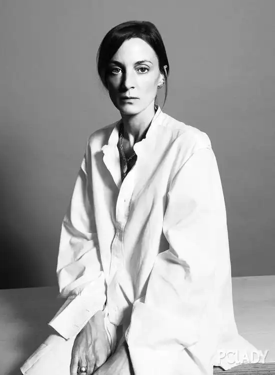 把平底鞋踩出气场的设计师凭什么被时装界记住?