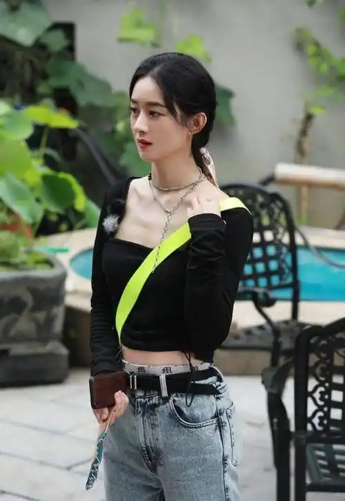 赵丽颖身材太优越了,叠穿效果超帅气,运动裤搭配绝了_时尚_黑色_优势