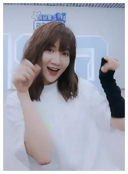 青春有你2的女版王源来了!对着镜头和粉丝近距离互动