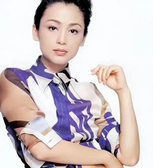 接下来的内容将进一步描绘陈红的美丽,不仅外在迷人,更在她的才情表演