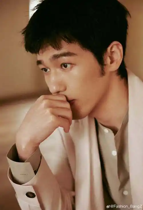 白宇看秀生图##白宇惬意休闲风造型看秀