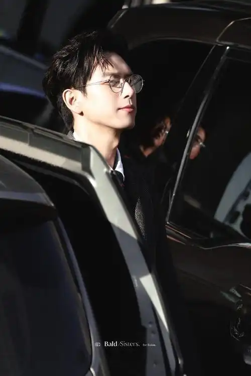 《群星闪耀时》宣传活动的李现,戴上金丝眼镜,穿着三件套西服,真的帅