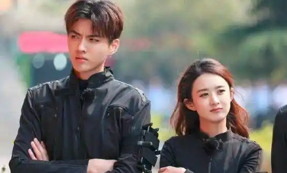 赵丽颖吴亦凡跨年黑白配唱《想你》,深情拥抱甜到炸