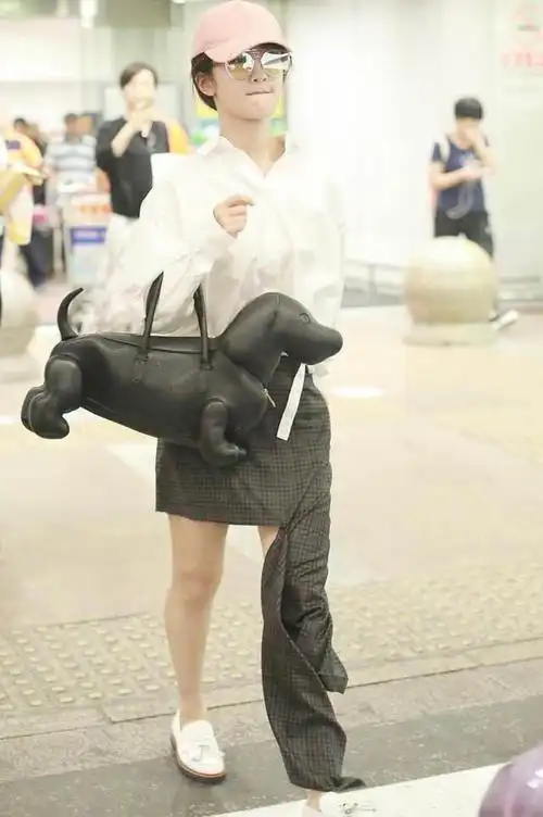 杨紫真会赶时髦穿裙子还只露一条腿仿佛走路都带风