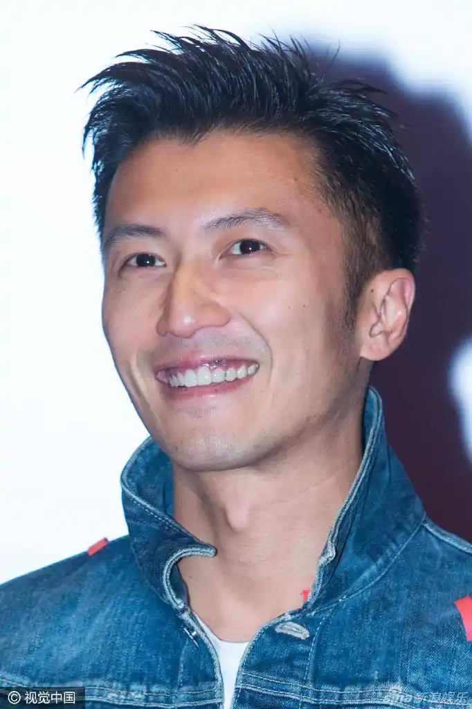 谢霆锋牙缝卡菜叶高清图片 为新片《惊天破》宣传造势