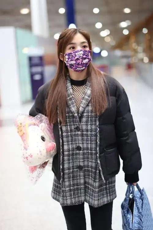 张含韵终于换风格羽绒服叠穿时髦有型网眼打底超有品位