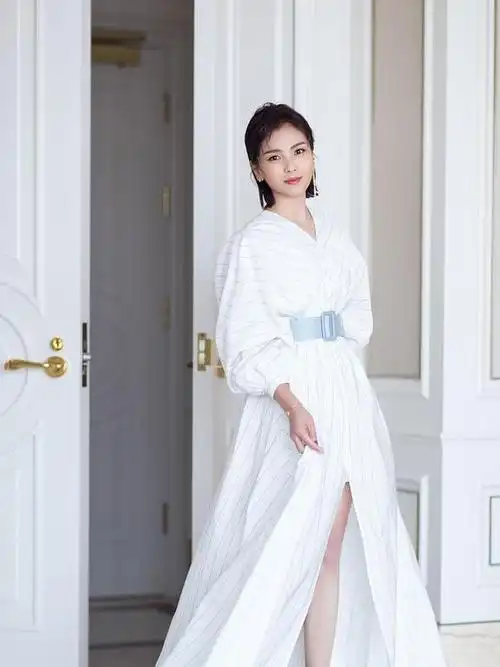 刘涛41岁又怎样身穿礼服衬衫裙照样美得光彩照人减龄又气质美