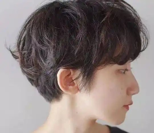 女生微卷短发,清爽干练又利落,让你美得更有型,轻松高颜值_发型_造型