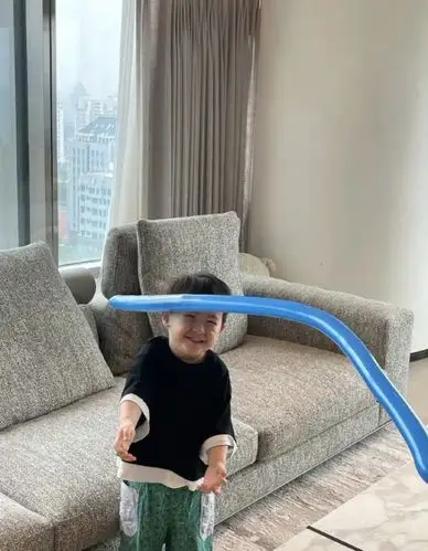 沈腾3岁儿子正脸罕见曝光笑起来神态似沈腾翻版肉嘟嘟的超萌