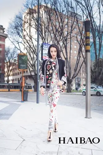 迪丽热巴全新米兰街拍上线 是童话公主还是扑克女王?