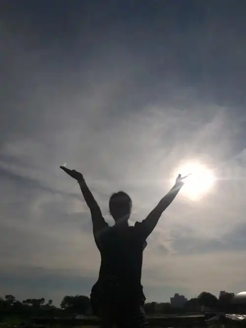 仿佛我就坐在太阳的边缘,另一只手触摸到了天空中仅有的一颗夜明珠