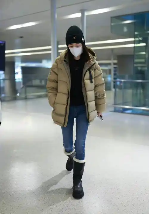李小冉现身机场,短款羽绒服搭配紧身牛仔裤,保暖又时尚_颜色_身材