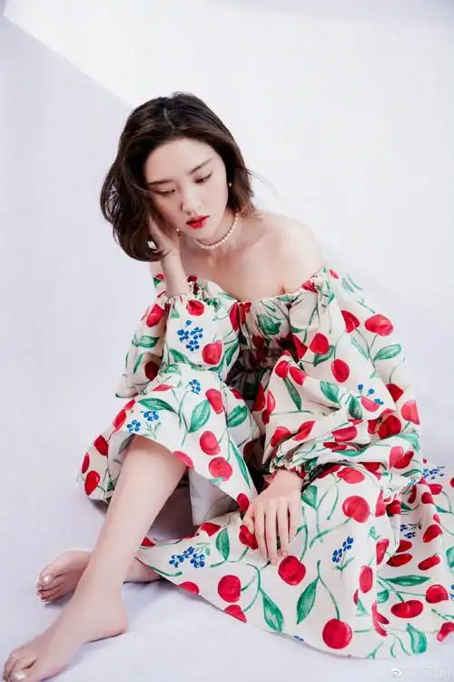 唐艺昕身穿一字肩花朵裙甜蜜蜜满满都是春天的气息
