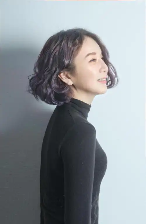 又到发型换季潮20款春夏女生短卷发攻略