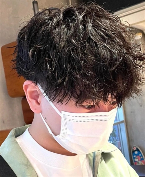 自然棕纹理烫发型,简单露耳的短发烫发,造型格外有学生既视感.