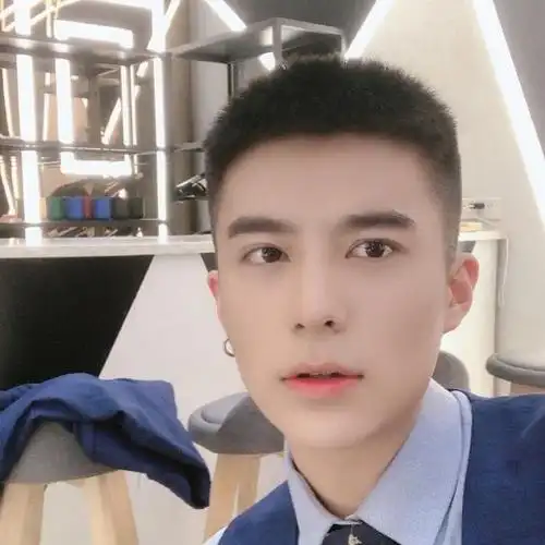 在 2020的秋天,剪一款圆寸发型,可以让自己瞬间变得干净利落起来,而且