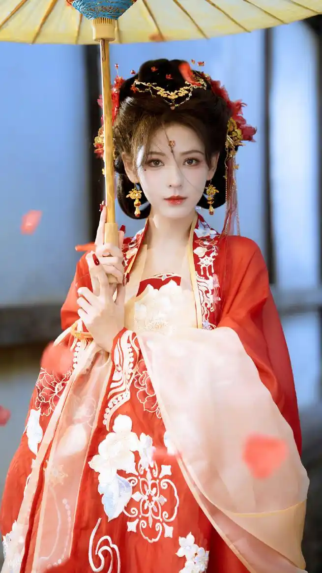 #张予曦红衣古装美到我失语#