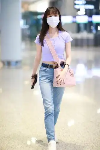 袁冰妍街拍:香芋紫露脐针织开衫 lady dior手袋清新淑女