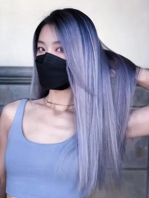 每次给emma做头发都非常兴奋,每次都可以玩很多不一样的颜色,她非常